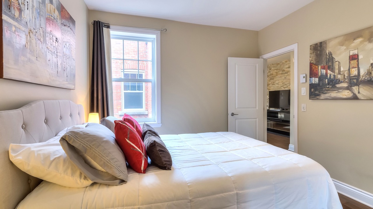 Photo of Bedroom in Cote-Des-Neiges—Notre-Dame-De-Grace