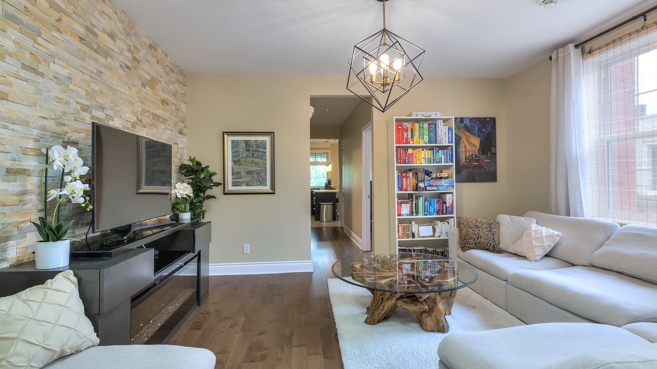 Photo of Livingroom in Cote-Des-Neiges—Notre-Dame-De-Grace