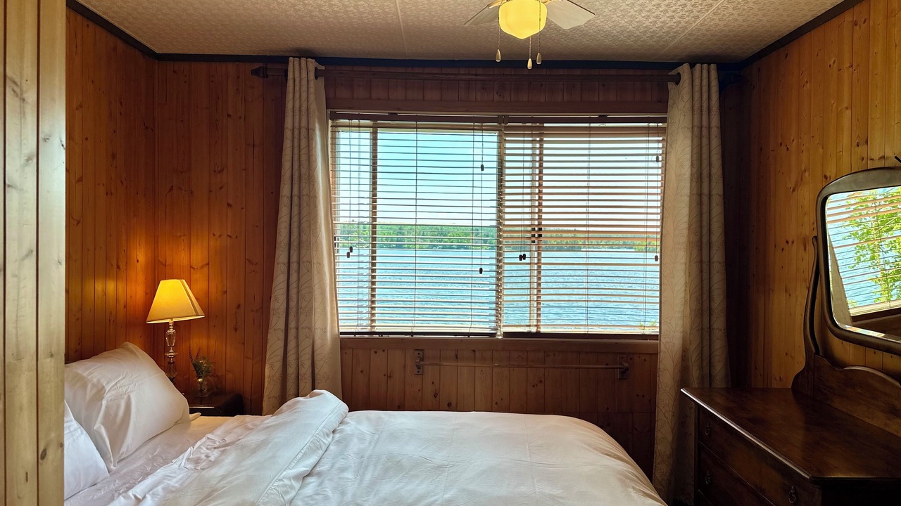 Photo of Bedroom in Adstock