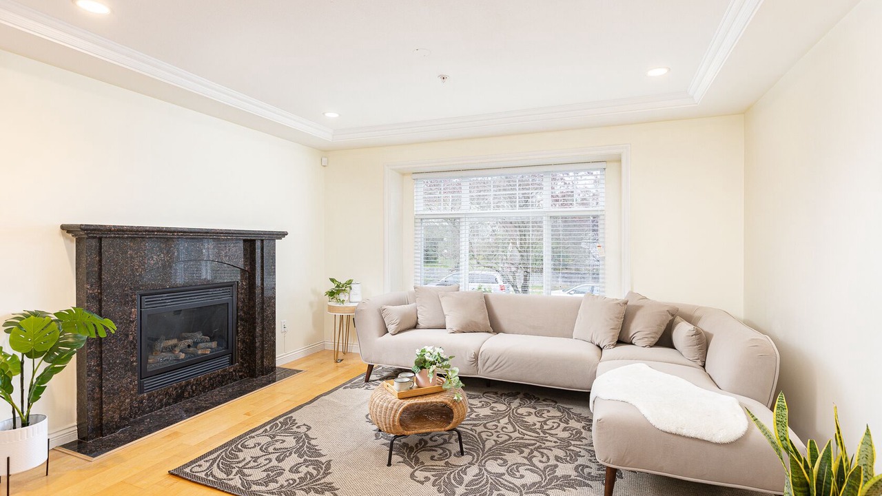 Photo of Livingroom in Renfrew-Collingwood