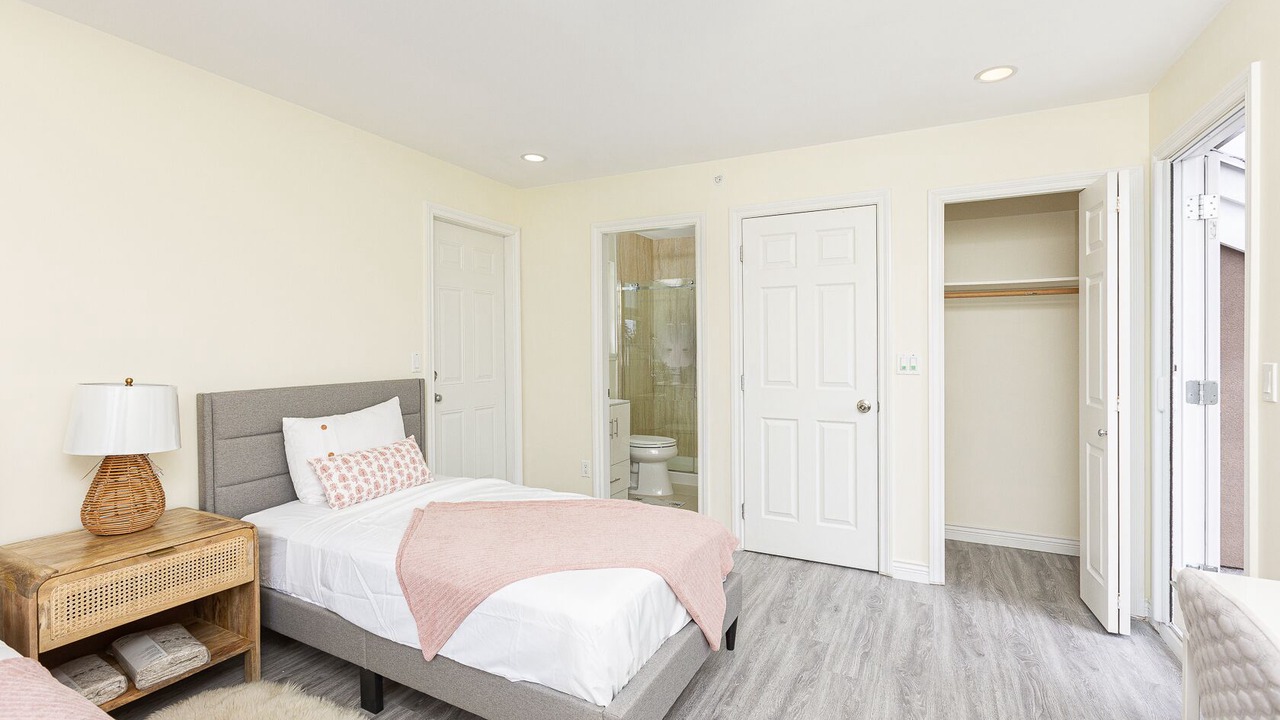 Photo of Bedroom in Renfrew-Collingwood