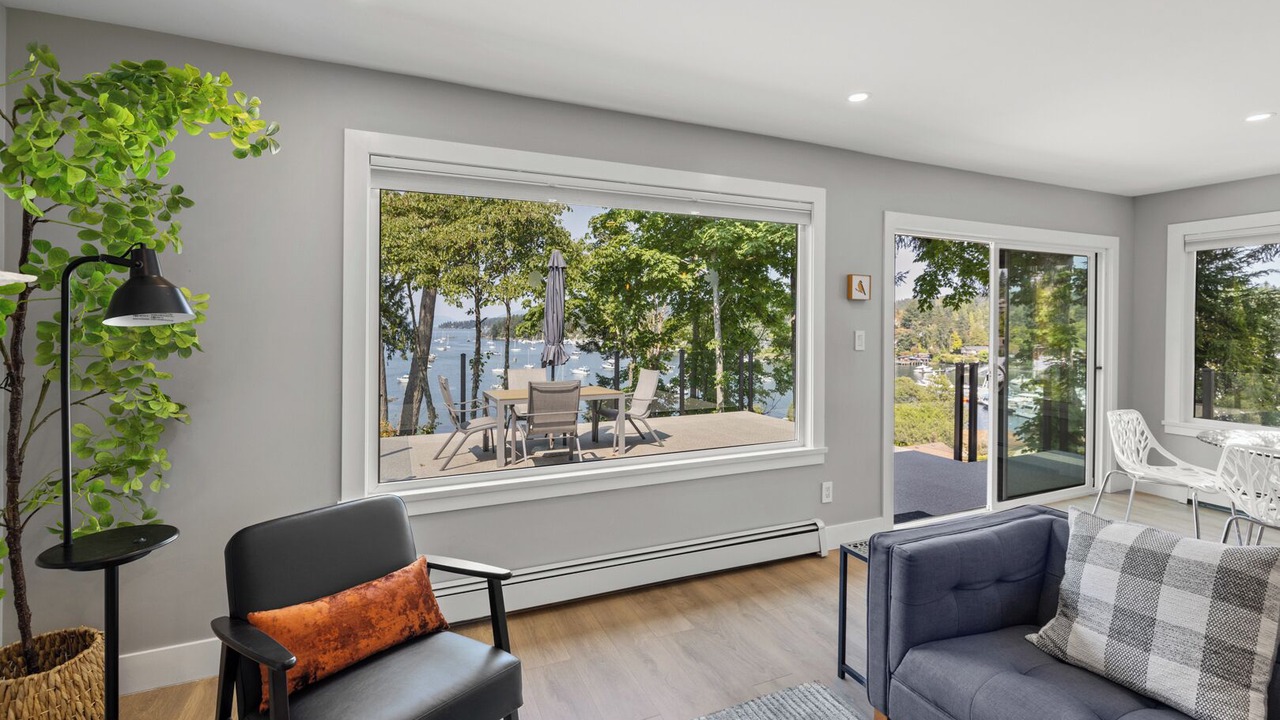 Photo of Livingroom in Brentwood Bay