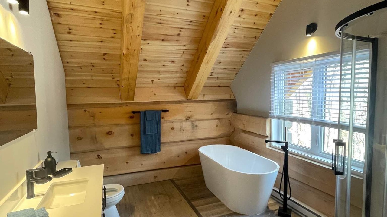 Photo of Bathroom in Les Collines-de-l'Outaouais Regional County Municipality