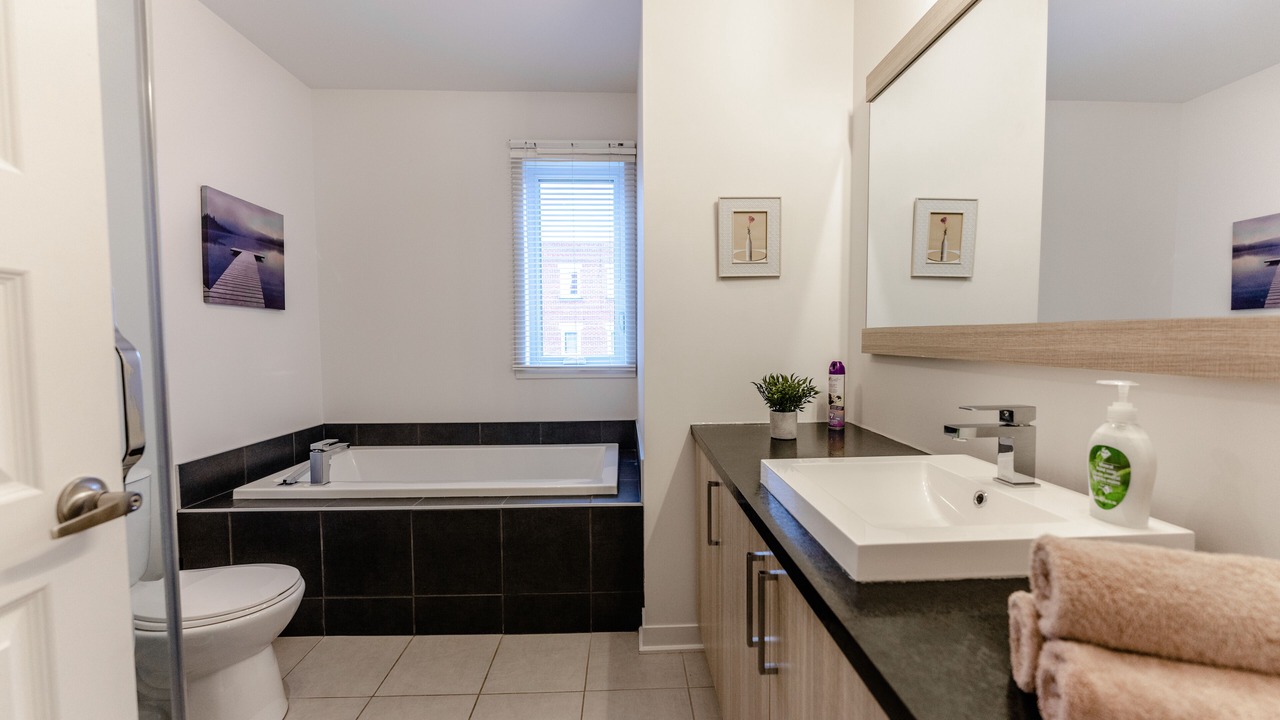 Photo of Bathroom in Laval-des-Rapides
