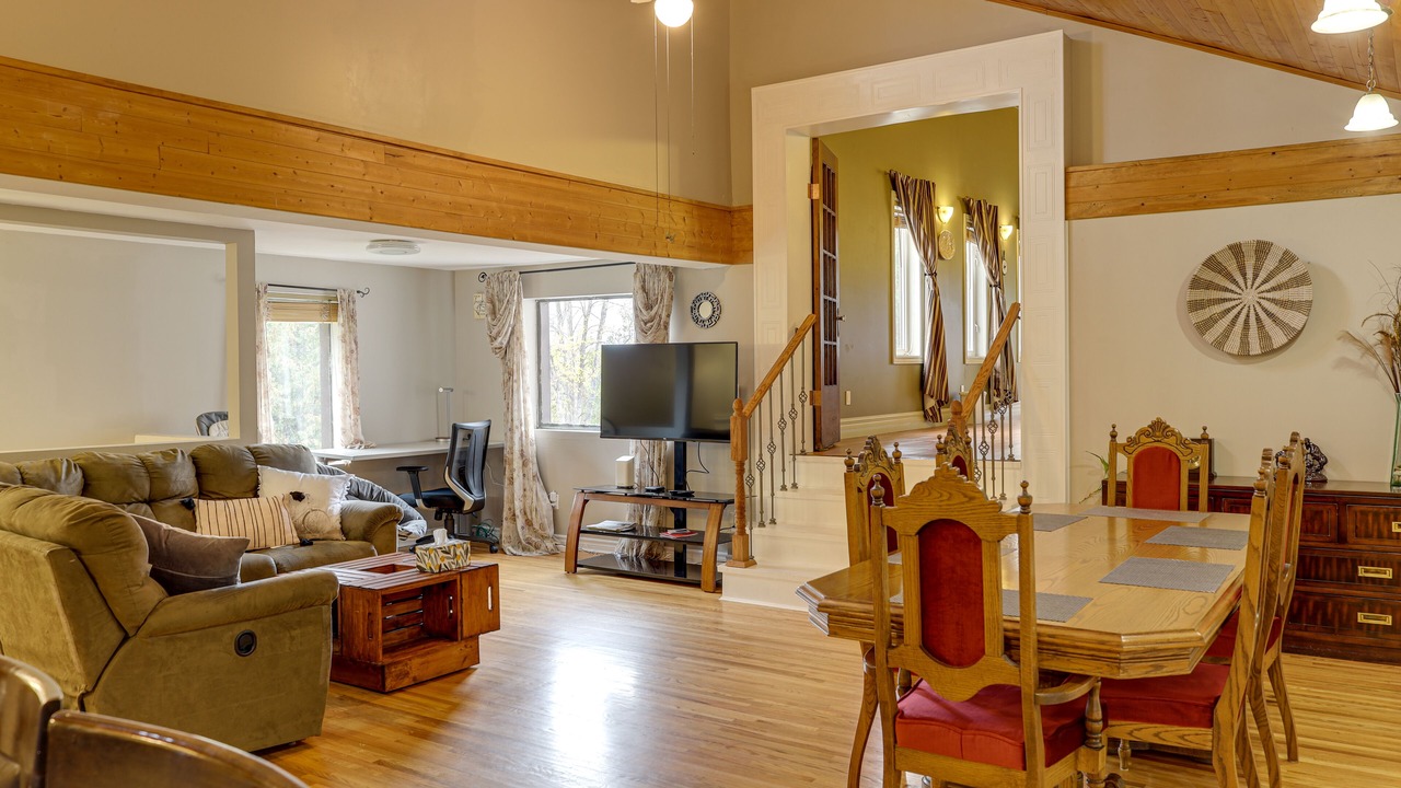Photo of Livingroom in Victoria Harbour