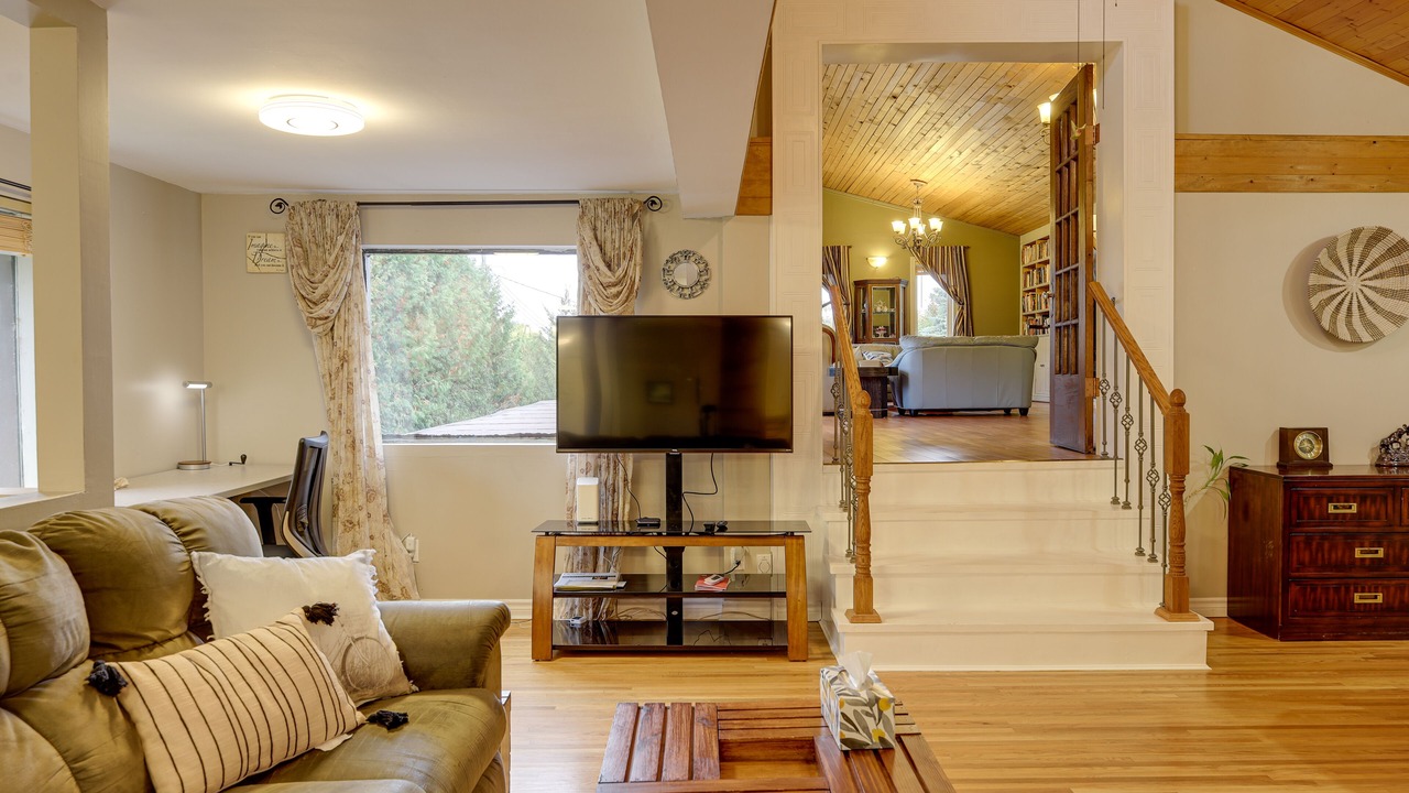 Photo of Livingroom in Victoria Harbour