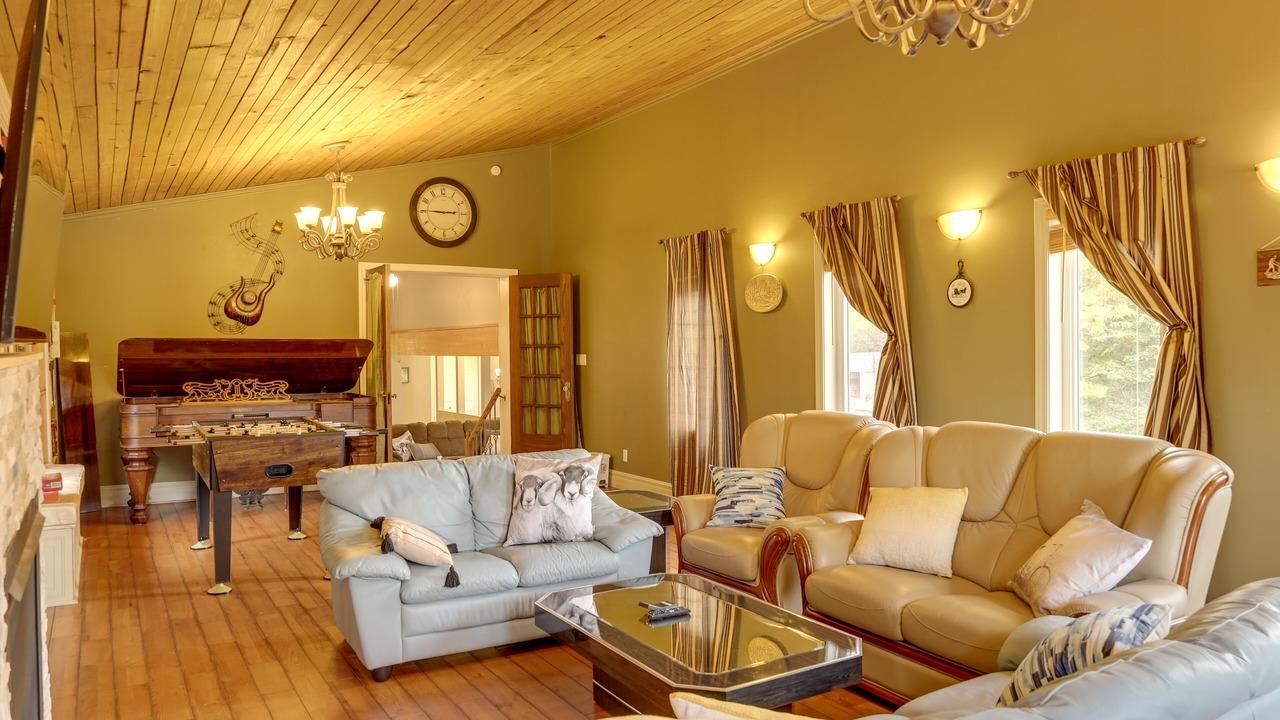 Photo of Livingroom in Victoria Harbour