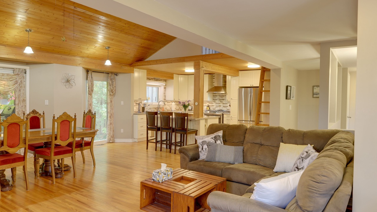 Photo of Livingroom in Victoria Harbour