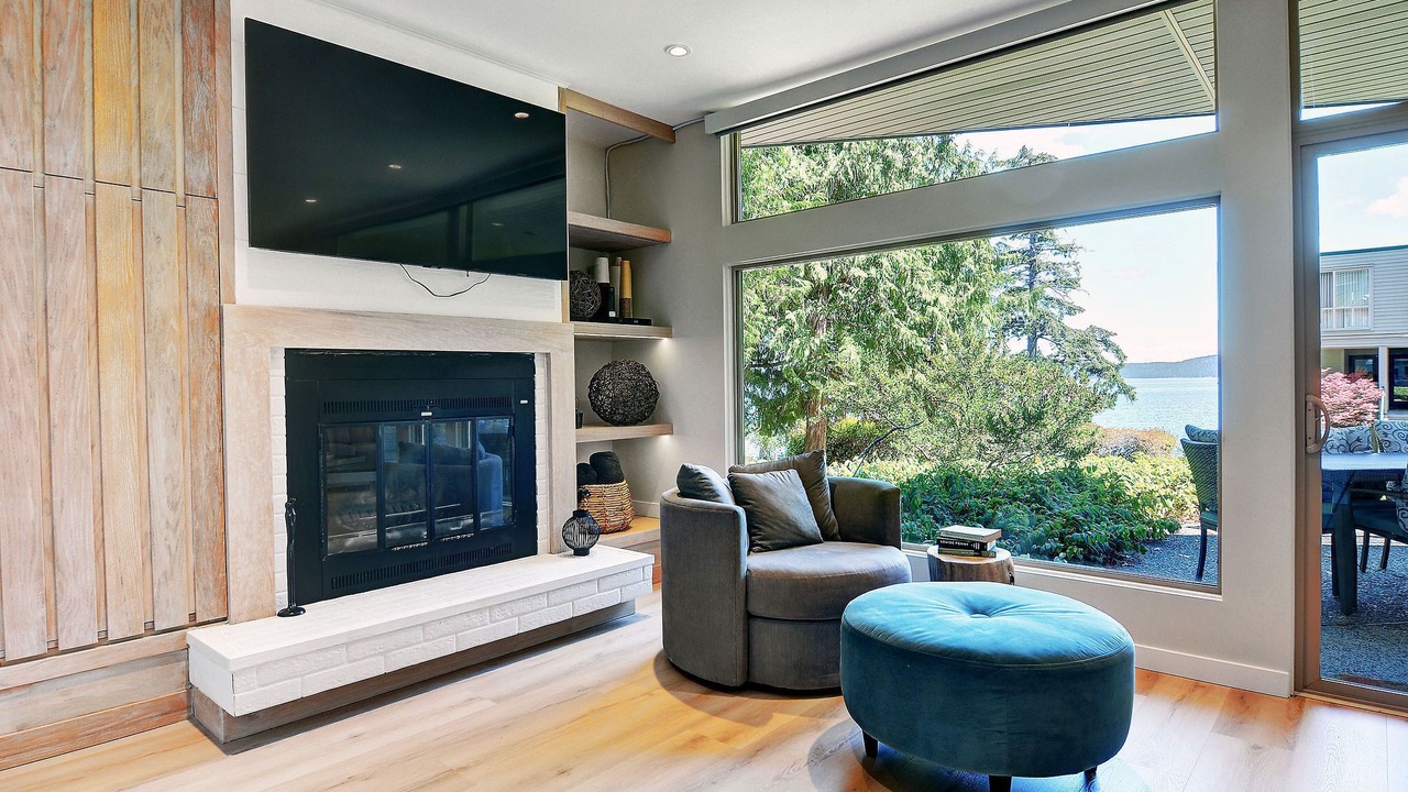 Photo of Livingroom in North Oyster