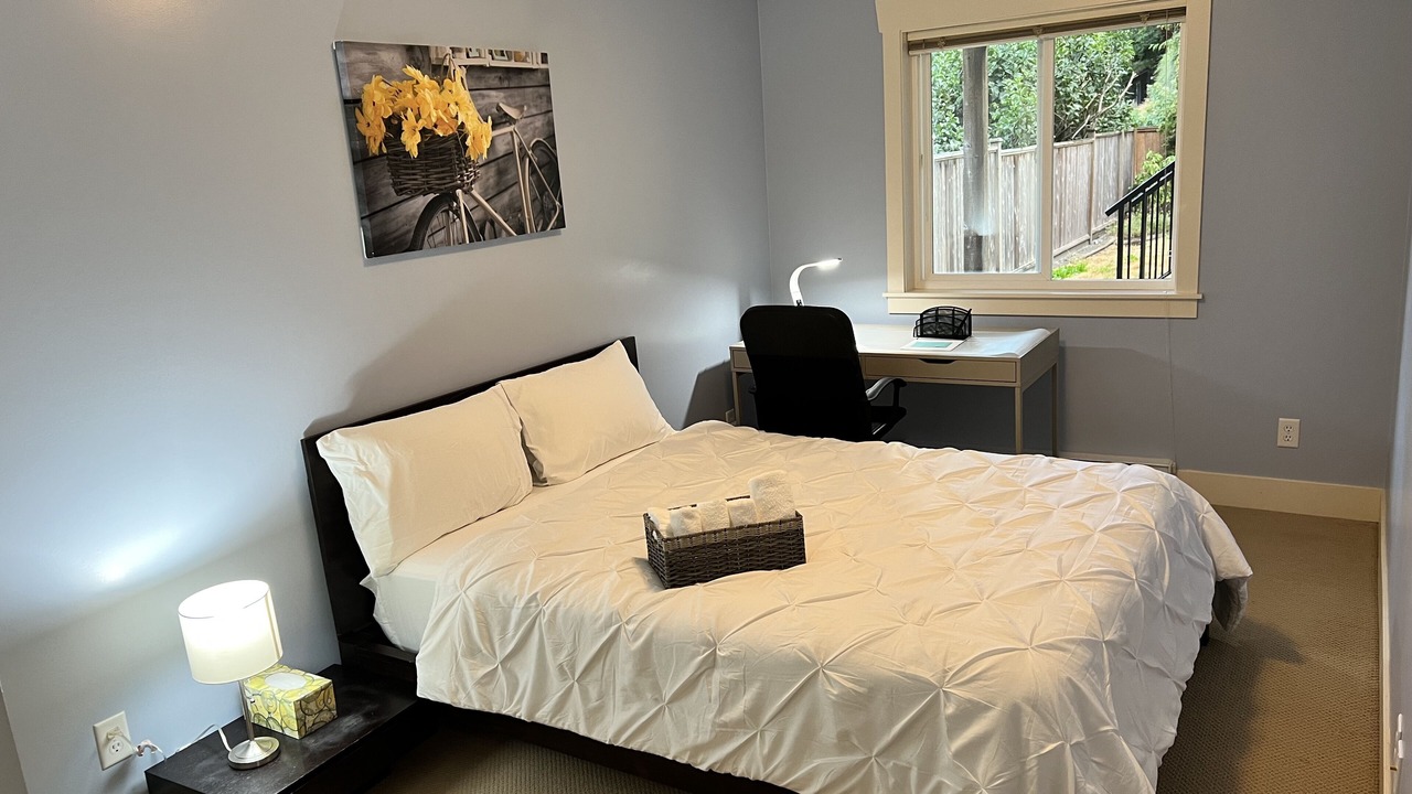 Photo of Bedroom in Upper Ten Oaks