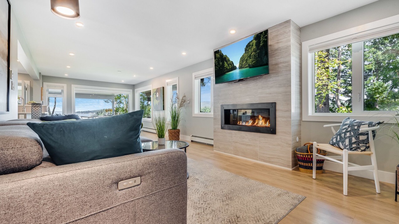 Photo of Livingroom in Brentwood Bay