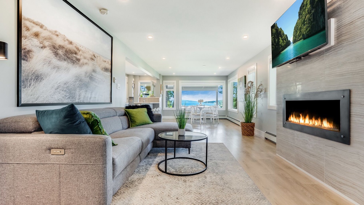 Photo of Livingroom in Brentwood Bay