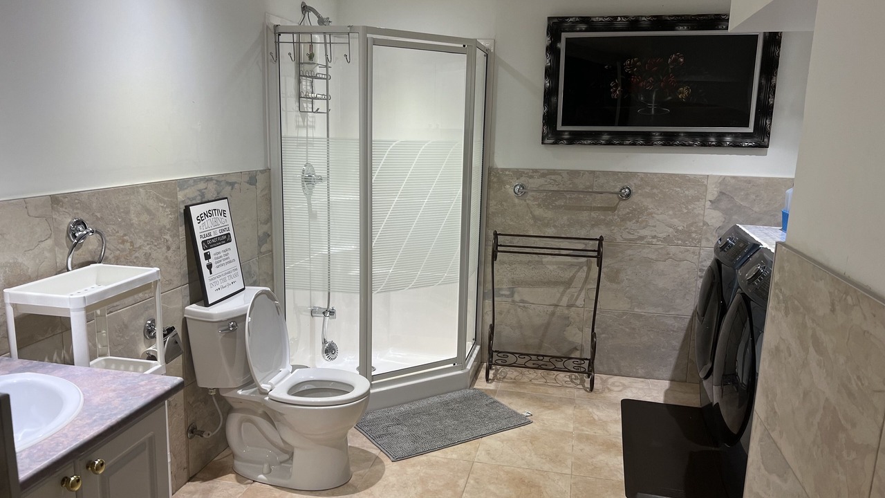 Photo of Bathroom in Saint-Leonard