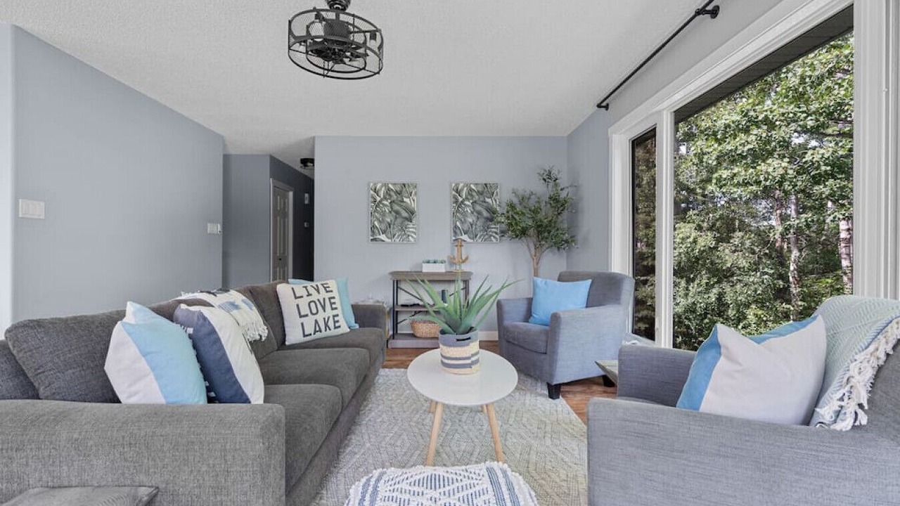 Photo of Livingroom in Parkland Beach