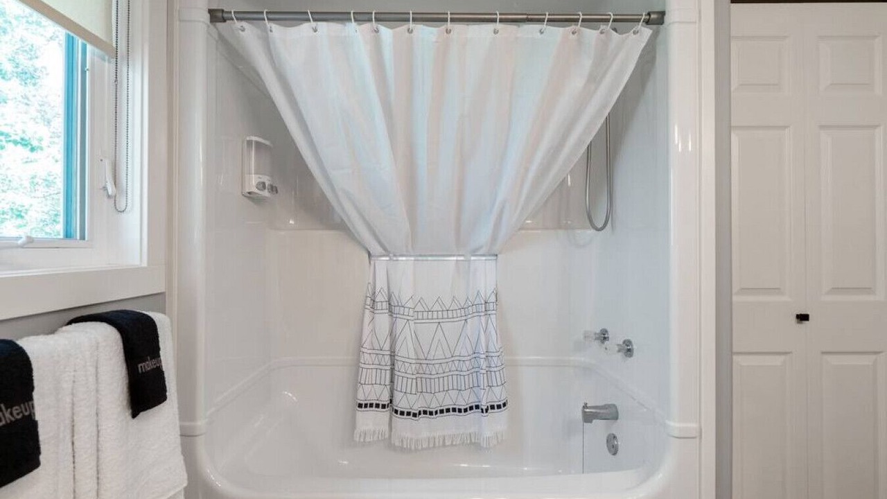 Photo of Bathroom in Parkland Beach