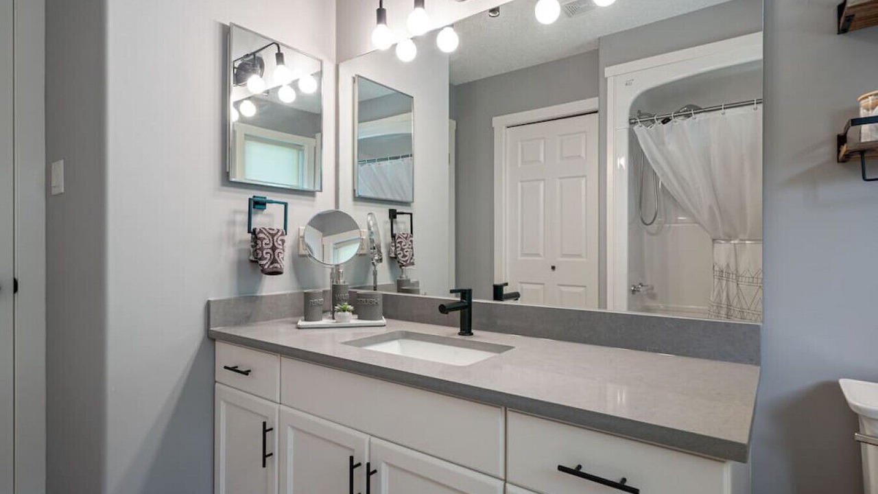Photo of Bathroom in Parkland Beach