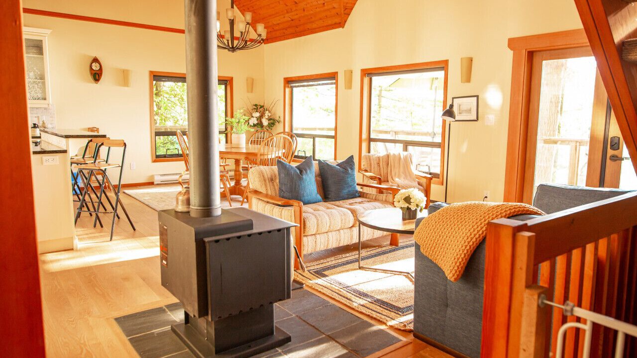 Photo of Livingroom in Harrison Hot Springs