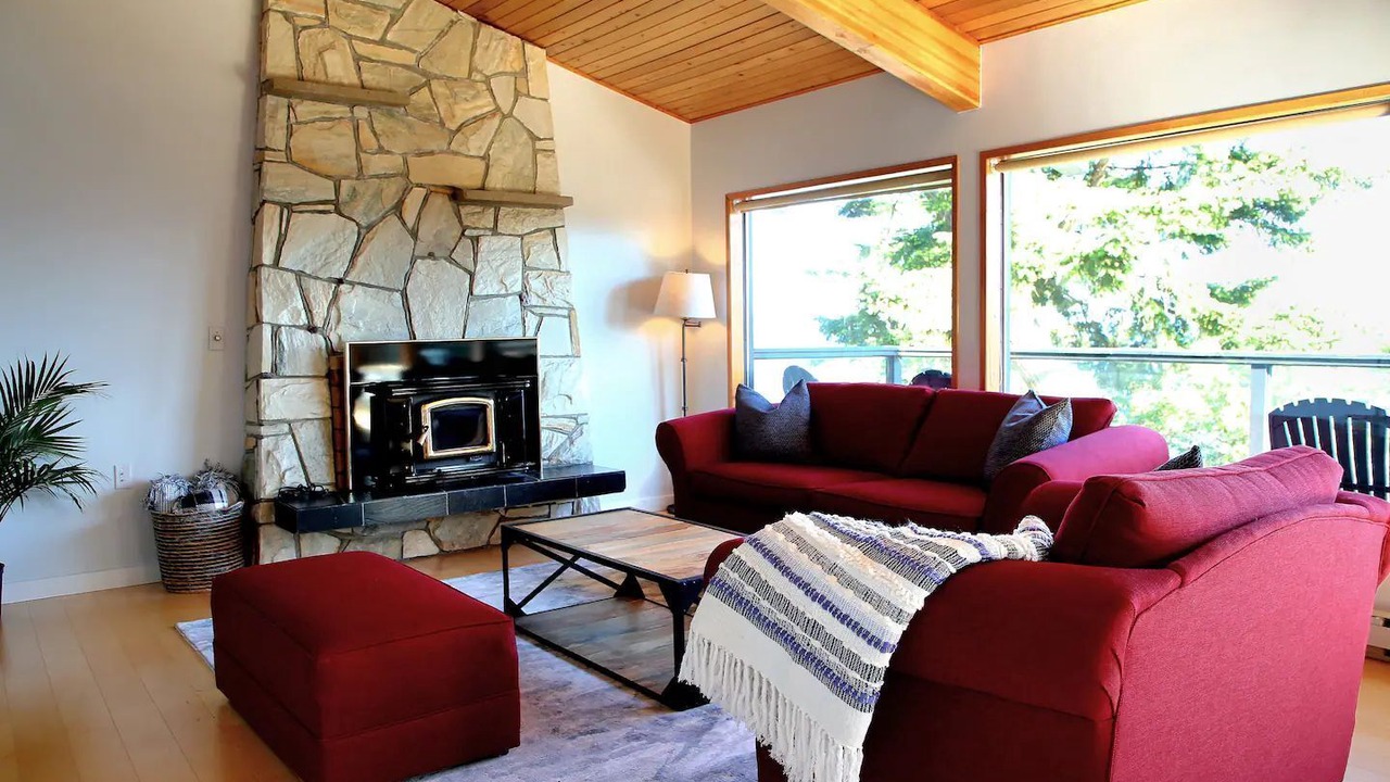 Photo of Livingroom in Juan de Fuca Electoral Area