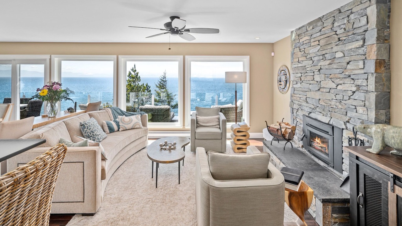 Photo of Livingroom in Juan de Fuca Electoral Area