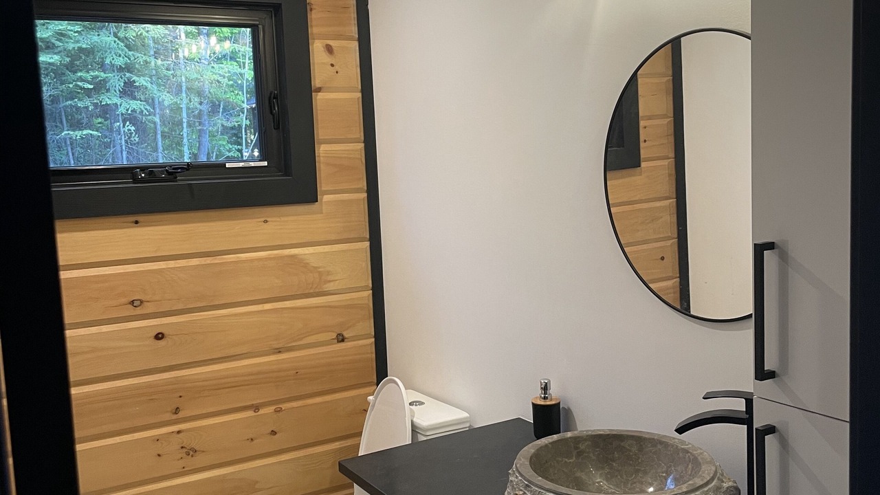 Photo of Bathroom in Les Collines-de-l'Outaouais Regional County Municipality