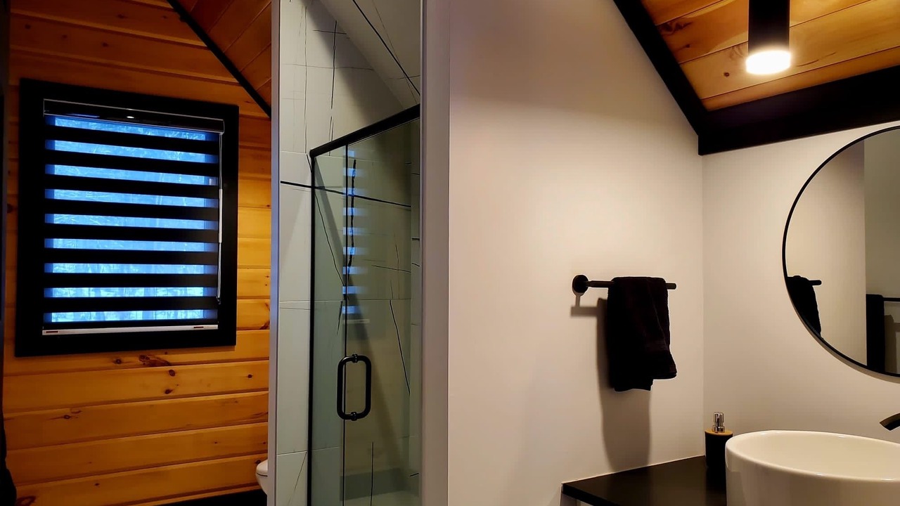 Photo of Bathroom in Les Collines-de-l'Outaouais Regional County Municipality