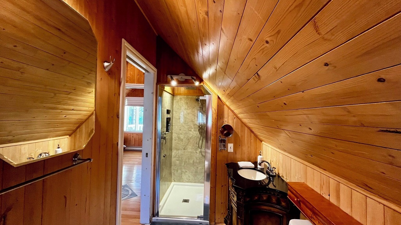 Photo of Bathroom in Saint-Francois-Xavier-de-Brompton