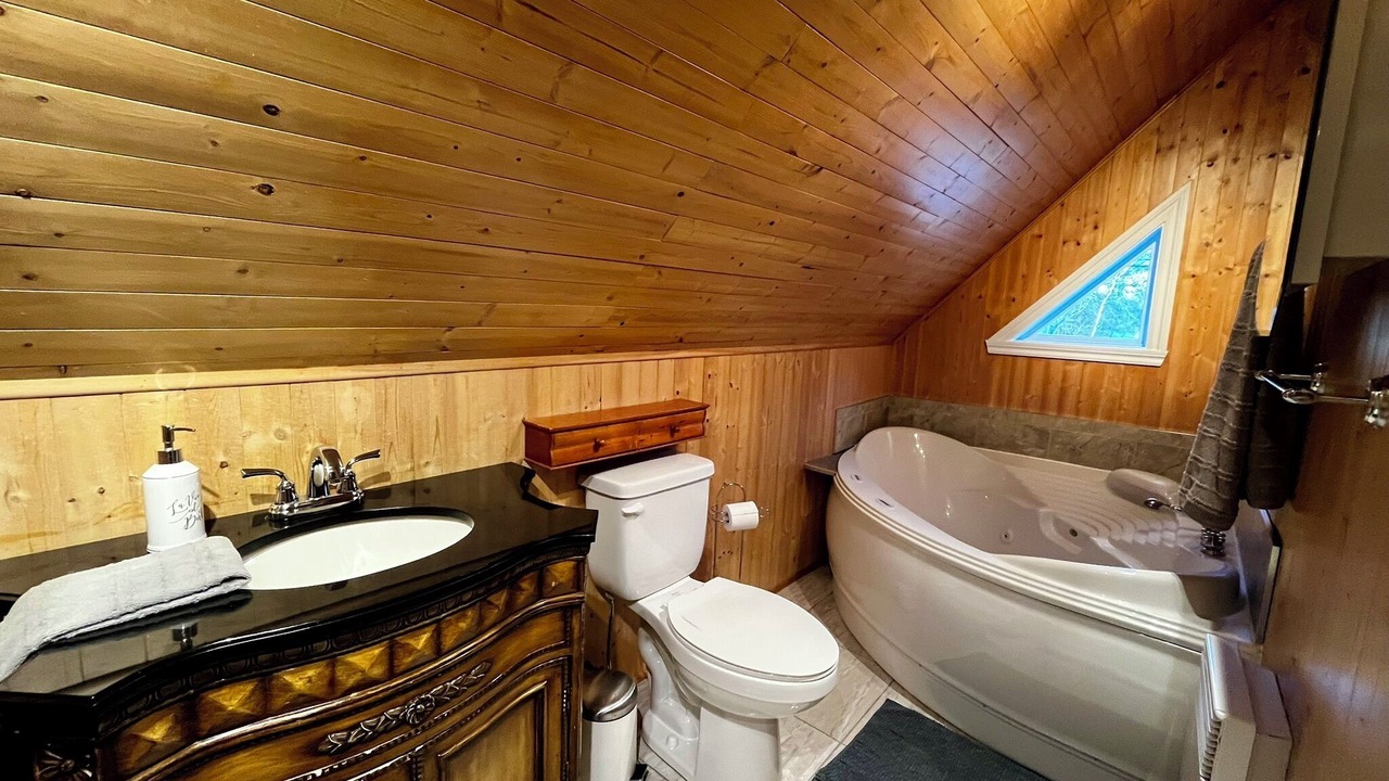 Photo of Bathroom in Saint-Francois-Xavier-de-Brompton