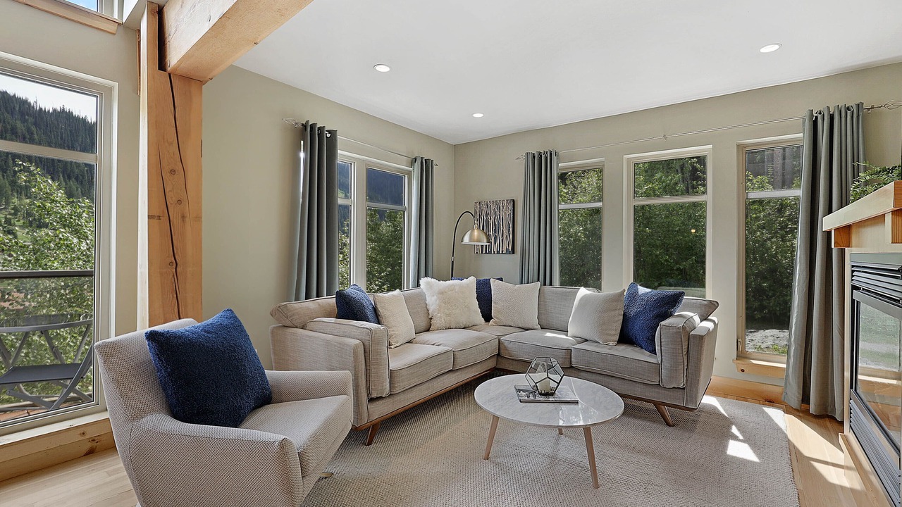 Photo of Livingroom in Sunburst Estates