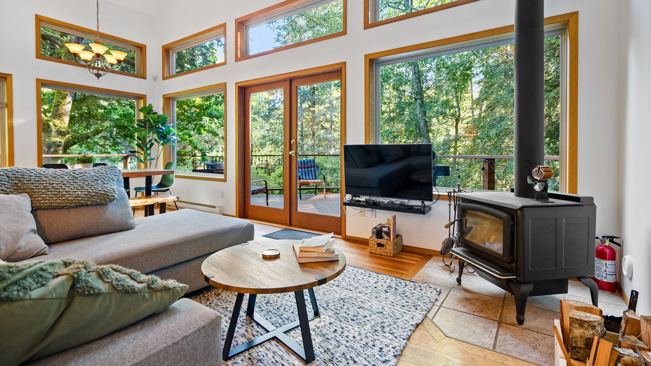 Photo of Livingroom in Juan de Fuca Electoral Area