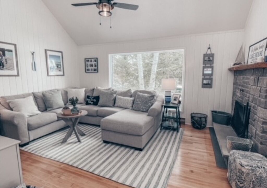 Photo of Livingroom in Lake of Bays