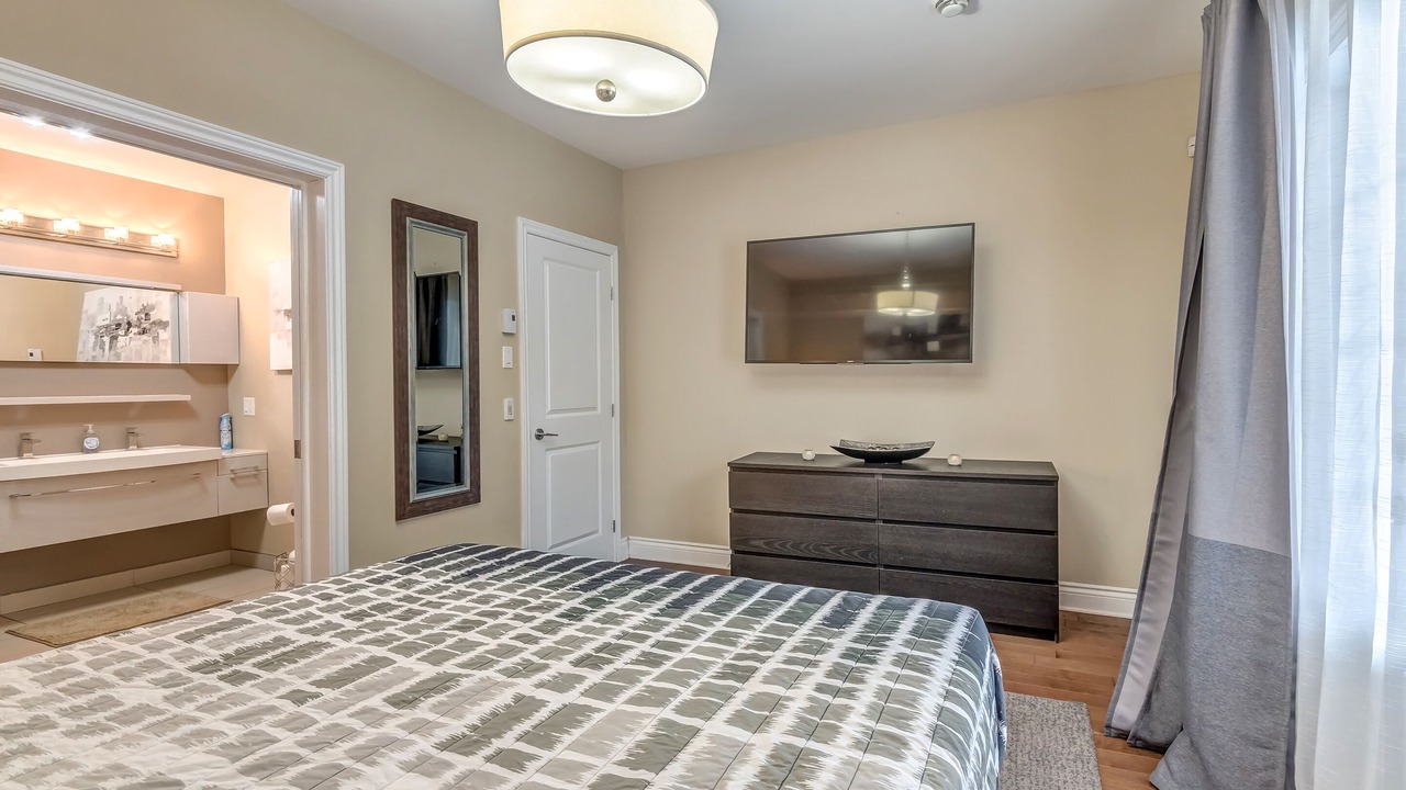 Photo of Bedroom in Cote-Des-Neiges—Notre-Dame-De-Grace