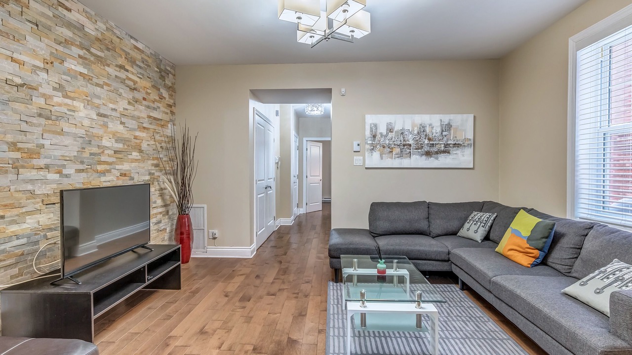 Photo of Livingroom in Cote-Des-Neiges—Notre-Dame-De-Grace