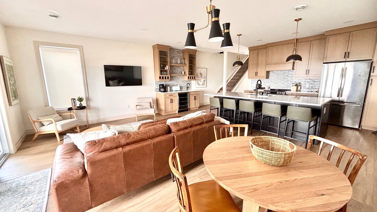 Photo of Livingroom in Town of Essex