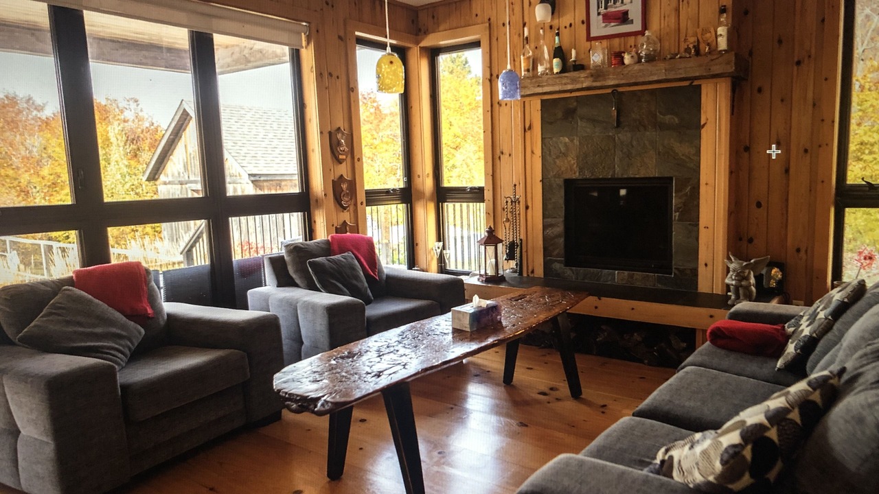 Photo of Livingroom in Bolton-Est