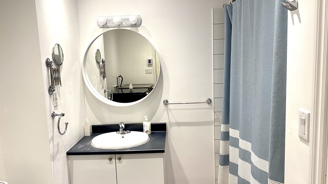 Photo of Bathroom in Longueuil