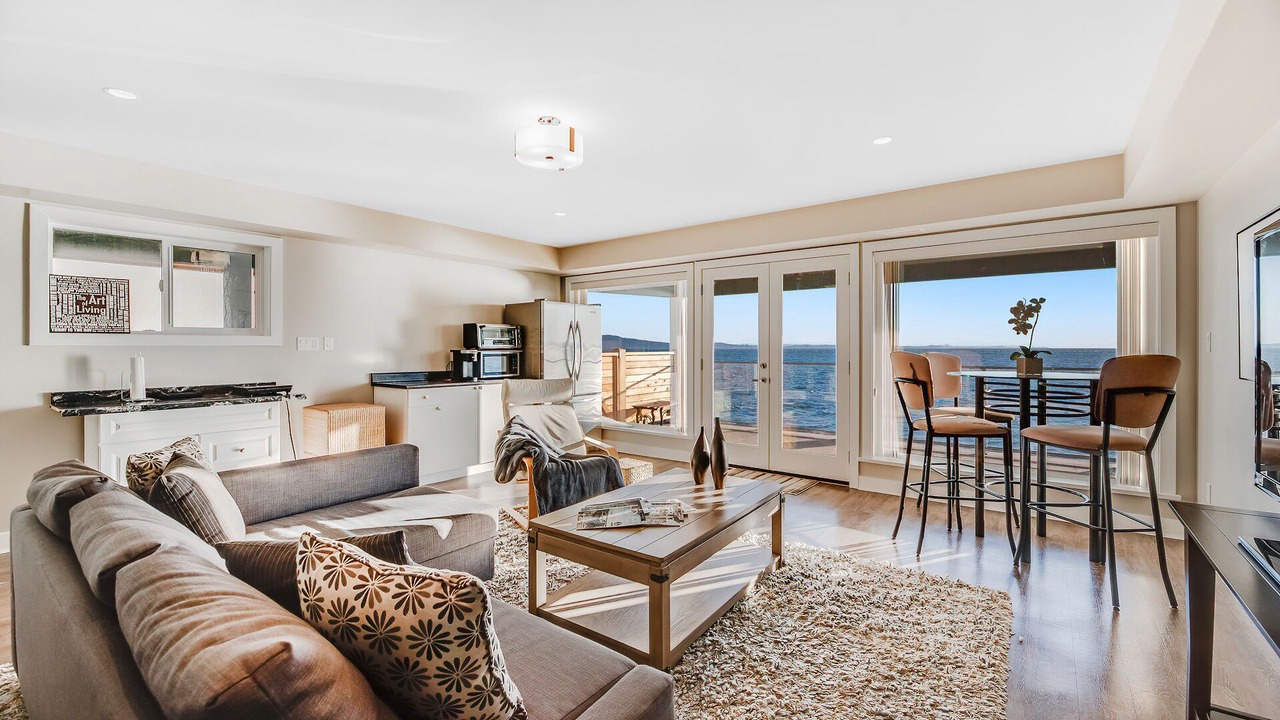 Photo of Livingroom in Saanich East