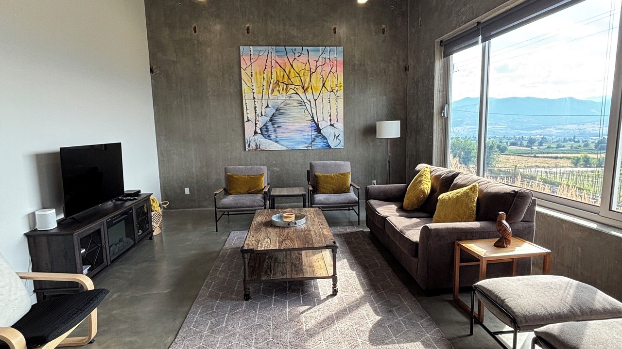 Photo of Livingroom in Okanagan-Similkameen