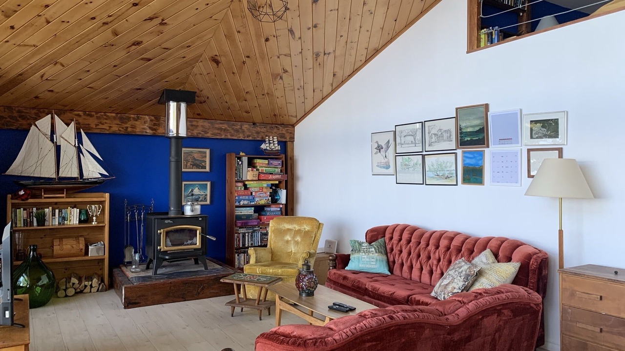 Photo of Livingroom in Victoria Harbour