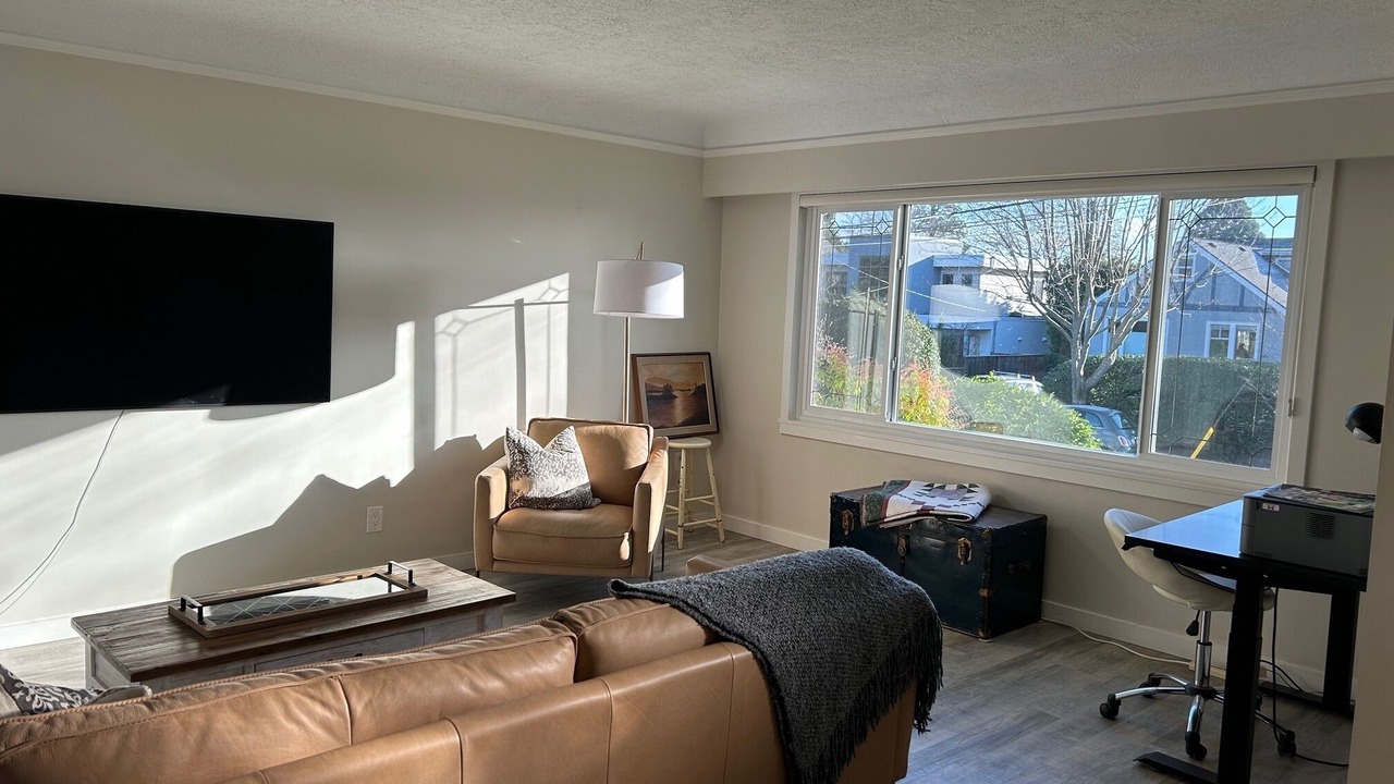 Photo of Livingroom in Oak Bay