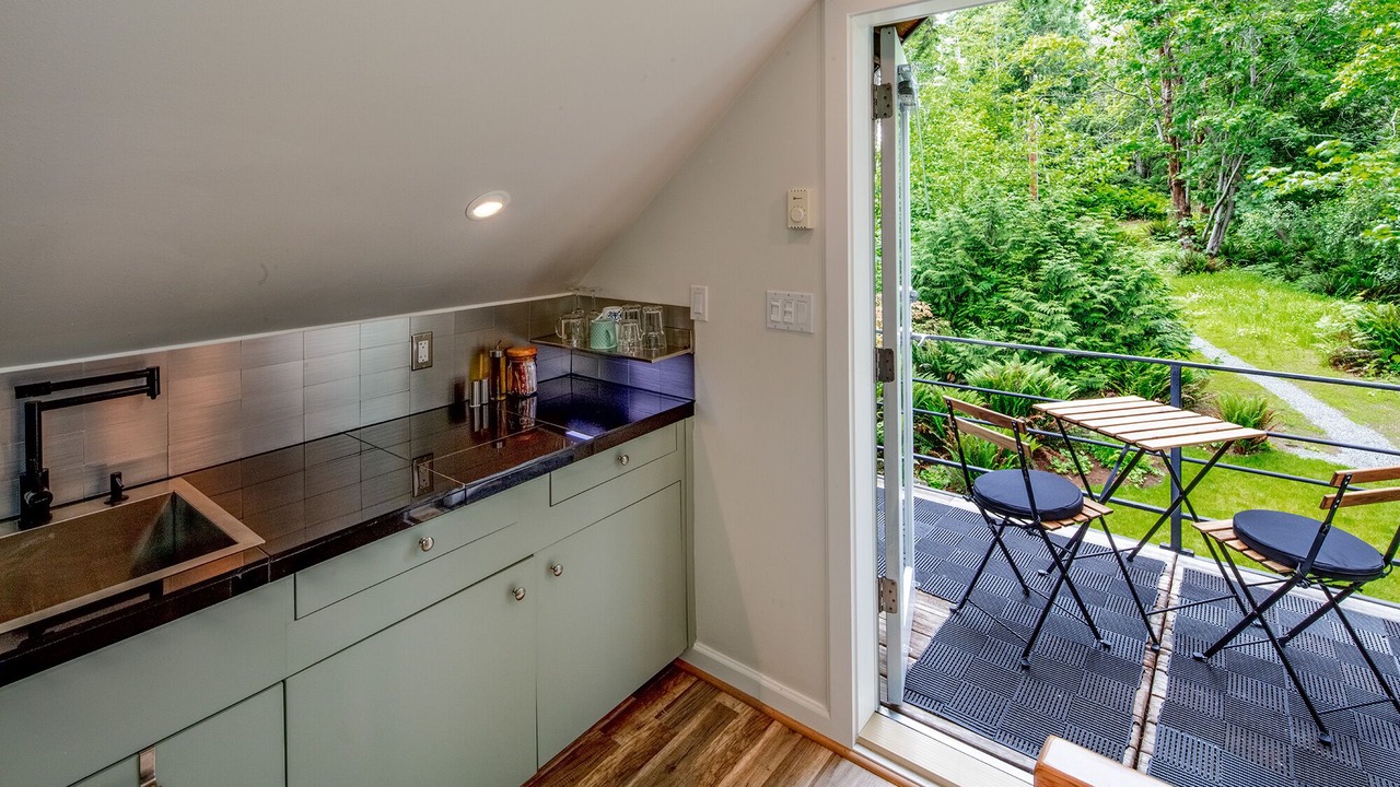 Photo of Patio Balcony in Denman Island