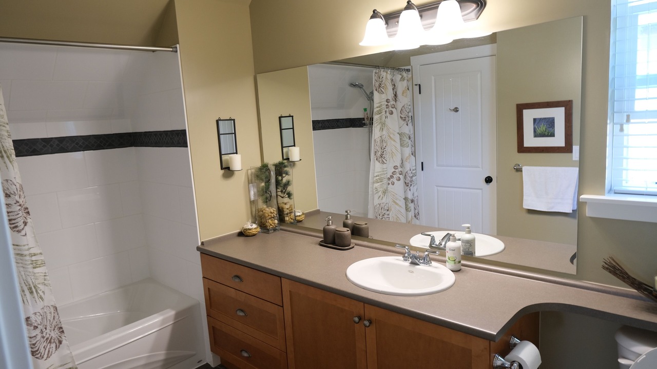 Photo of Bathroom in Lindell Beach
