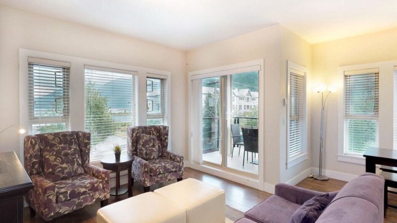 Photo of Livingroom in Harrison Hot Springs