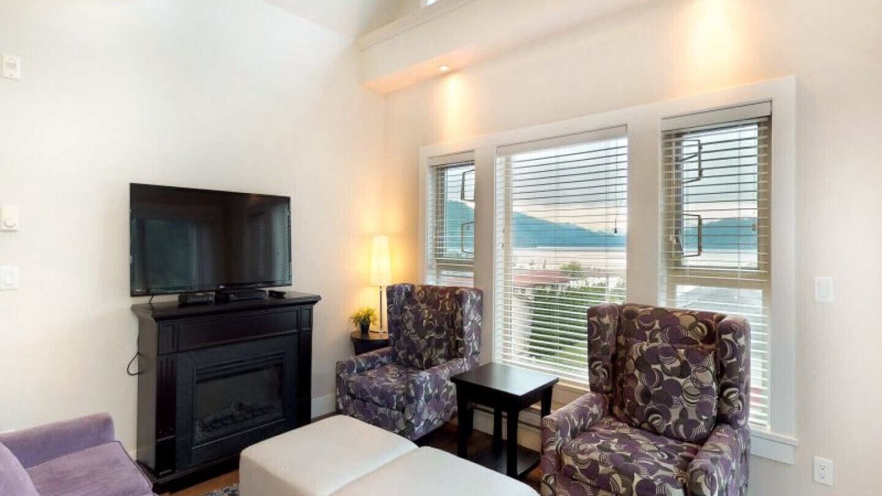Photo of Livingroom in Harrison Hot Springs