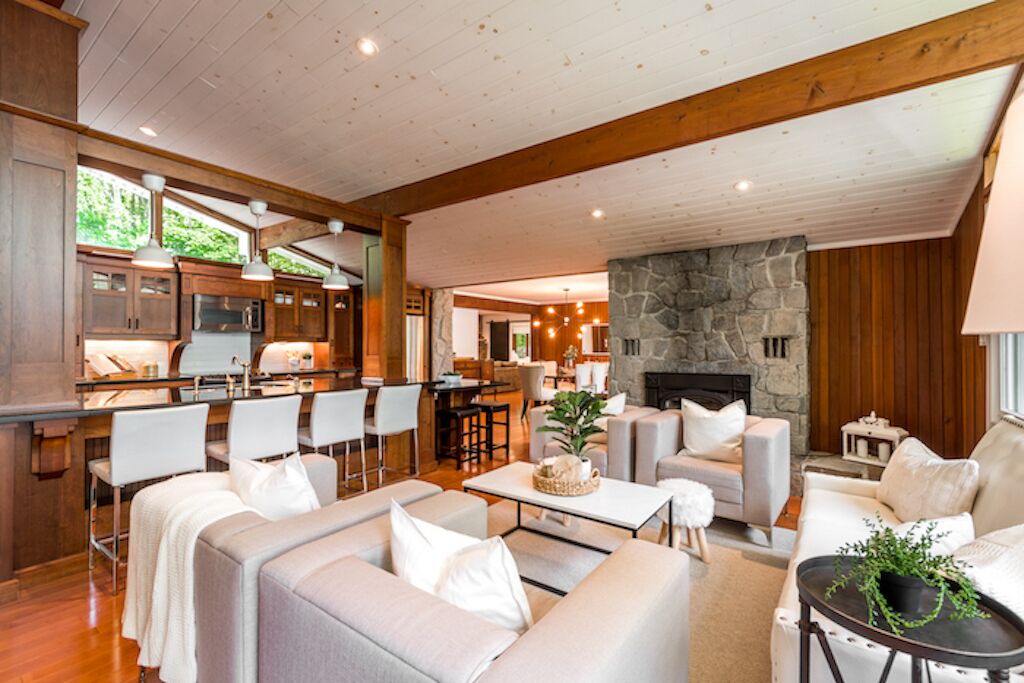 Photo of Livingroom in Lake of Bays