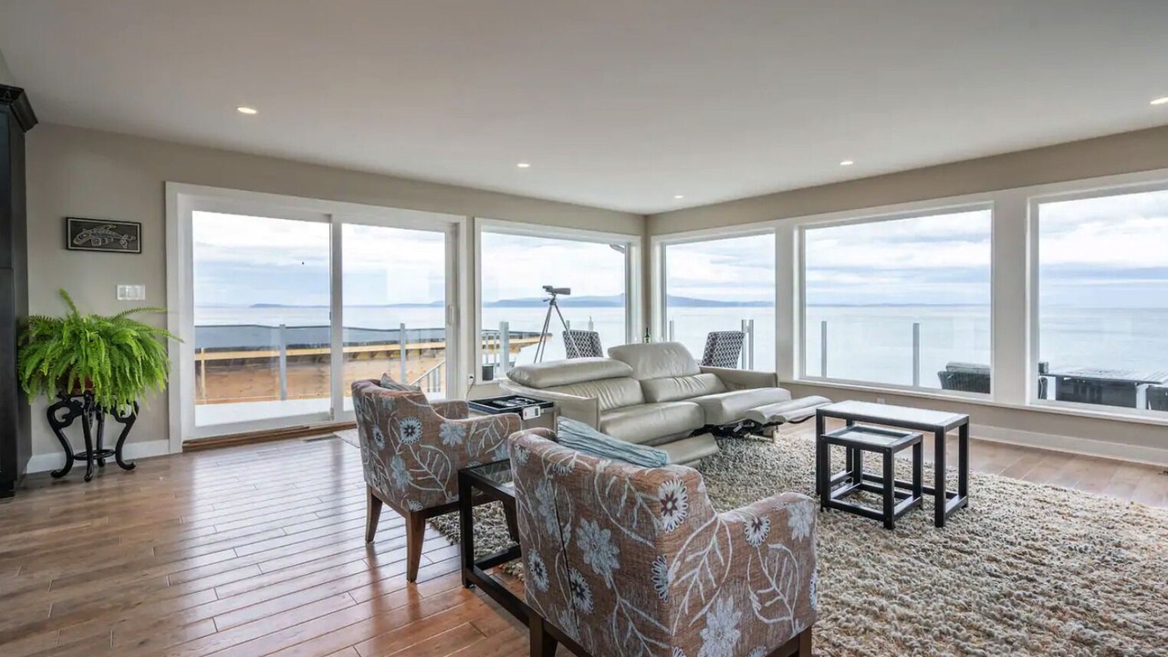 Photo of Livingroom in Saanich East