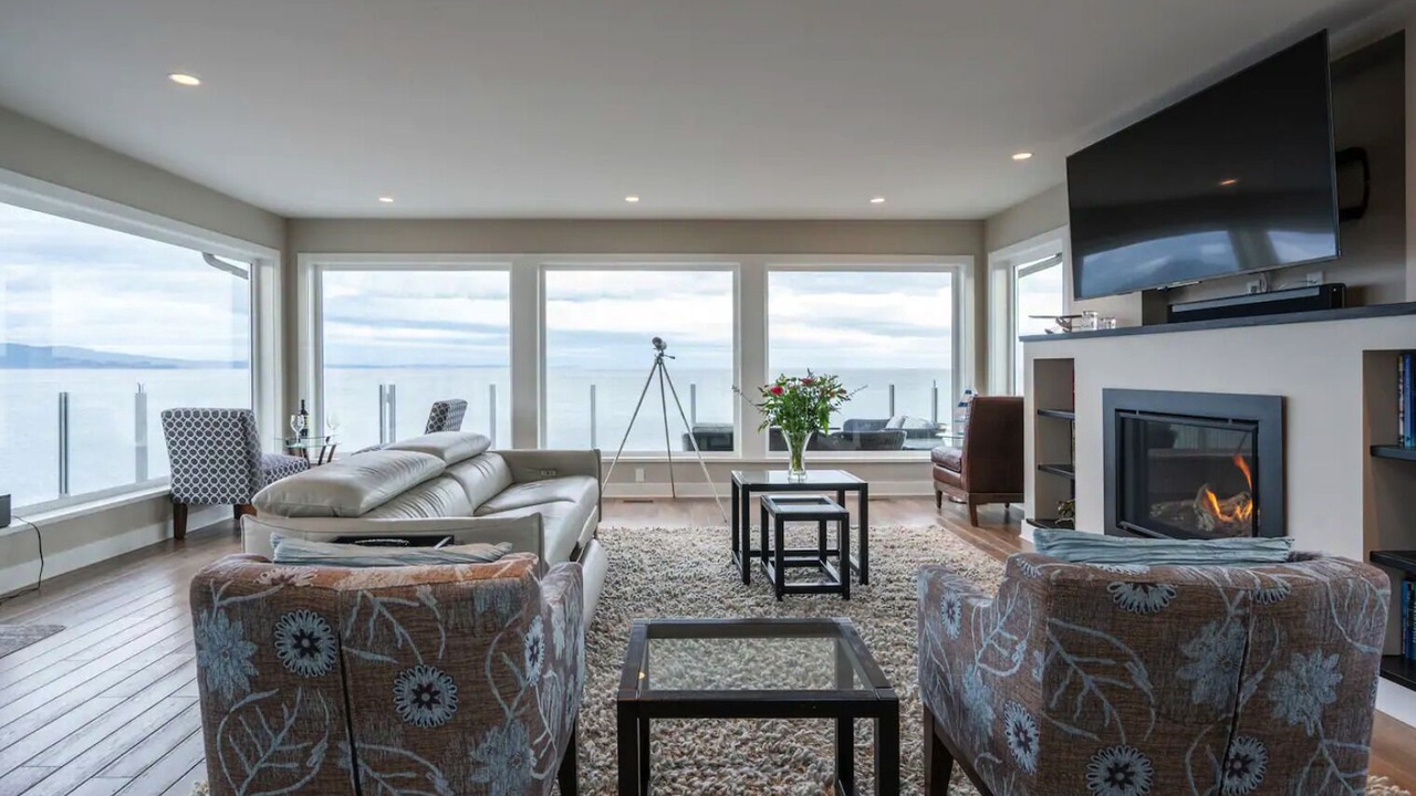 Photo of Livingroom in Saanich East