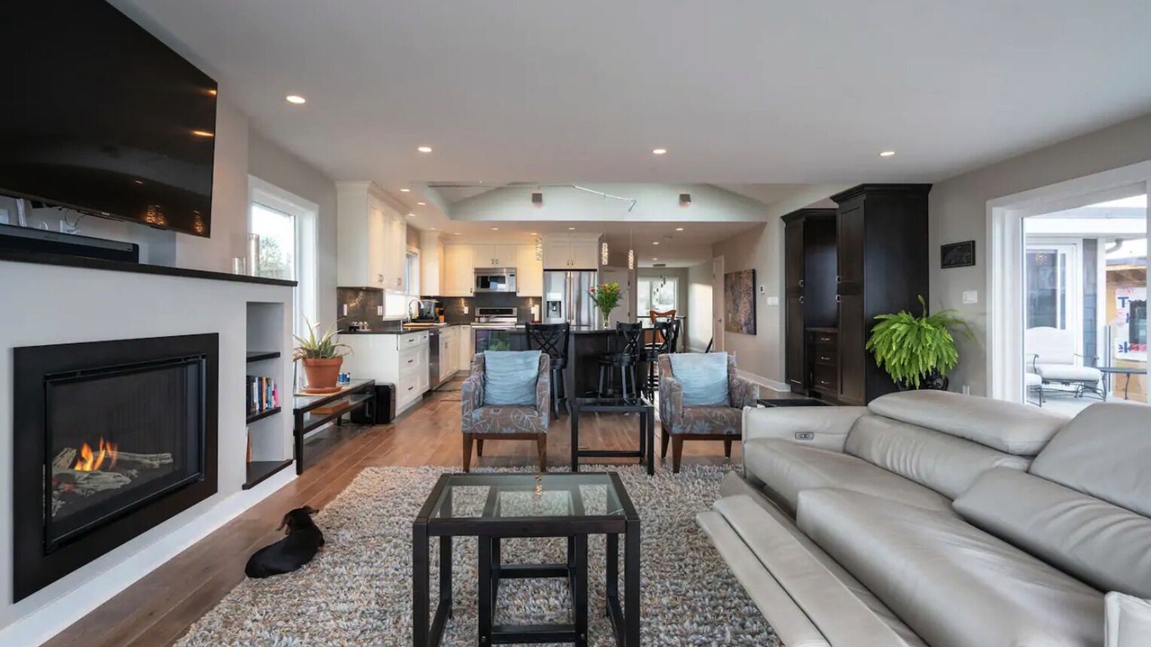 Photo of Livingroom in Saanich East