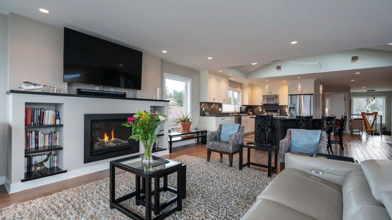 Photo of Livingroom in Saanich East