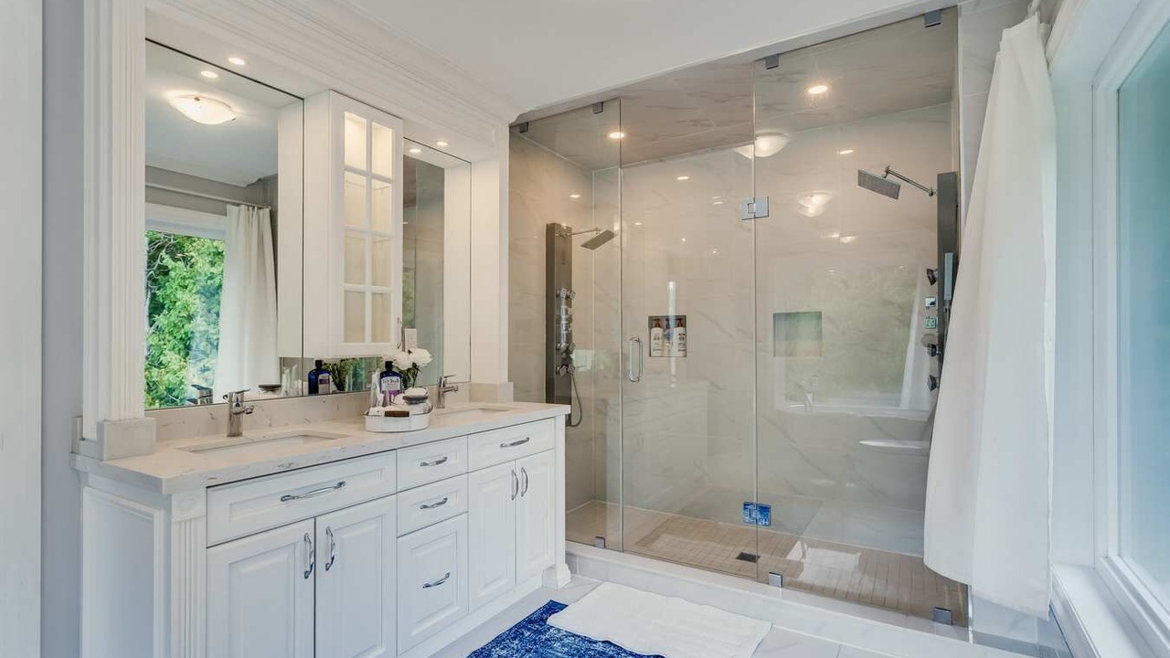 Photo of Bathroom in King