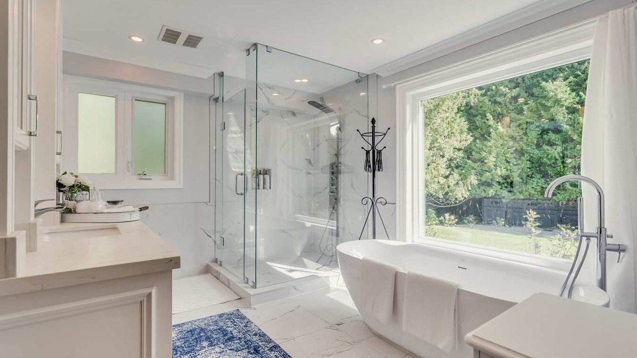 Photo of Bathroom in King